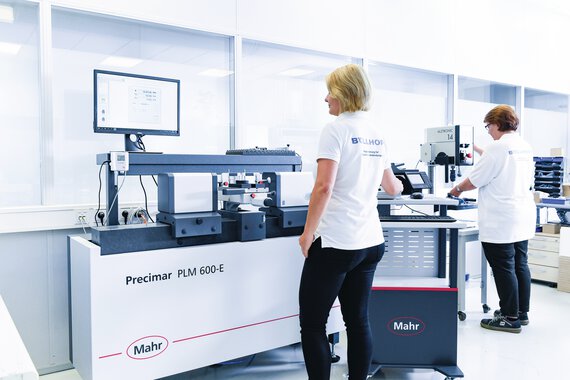 Eine Mitarbeiterin im Böllhoff Labor misst ein Verbindungselement per Messmaschine