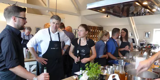 Bild von neuen Böllhoff Mitarbeitenden am Buffet, nachdem gemeinsamen Kochen
