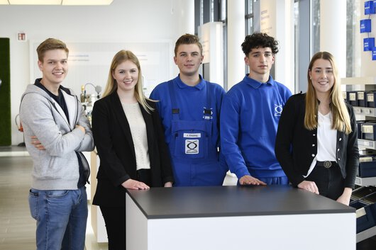 Photo of five Böllhoff apprentices in different disciplines