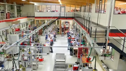 Einblick in die Produktionshalle des Unternehmens Stöger im bayerischen Königsdorf