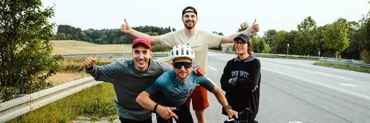 El equipo del «Proyecto Copenhage» posa en una carretera camino de Dinamarca: Bastian Harfmann (delante), empleado de Böllhoff participante en el reto, con Frederick Tanton, creador del proyecto y productor de FrameStory (detrás), y los colaboradores Chris Hartung (izquierda) y Meryem Günes (derecha).