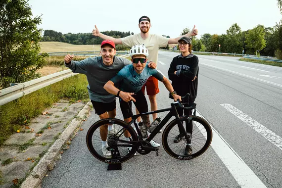 Das Team rund um „Projekt Kopenhagen“ posiert auf einer Straße auf dem Weg nach Dänemark: Bastian Harfmann (vorne), Challenge-Teilnehmer und Böllhoff Mitarbeiter, mit Filmemacher und Projekt-Initiator Frederick Tanton von FrameStory (hinten) sowie den Projekt-Supportern Chris Hartung (links) und Meryem Günes (rechts)