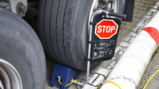 Os calços de roda são uma ferramenta simples e eficaz para proteger caminhões. A versão eletrônica agora torna essa ferramenta ainda mais segura.