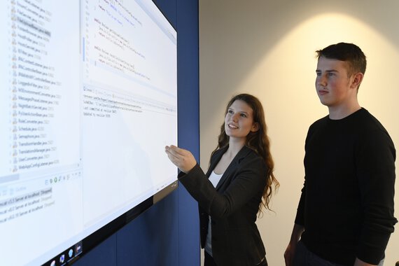 Bild von zwei Böllhoff Auszubildenden an einem Whiteboard