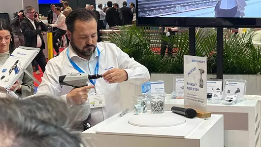 Demo del funcionamiento de la remachadora a batería RIVKLE® Neo B109