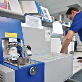 Análise espectral de emissão ótica no nosso laboratório de testes certificado