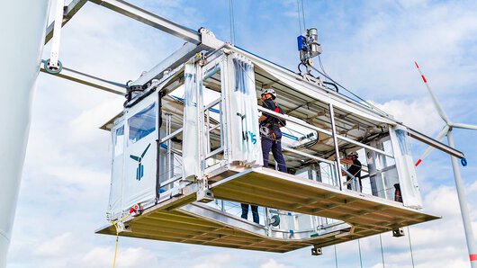 Trabalhador em uma plataforma de manutenção da WP Systems durante a manutenção de uma turbina eólica