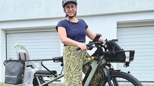 Une collègue de Böllhoff avec son nouveau vélo d’entreprise