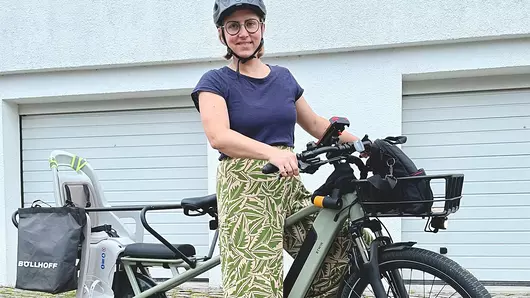 Una compañera de Böllhoff con su nueva bicicleta de empresa
