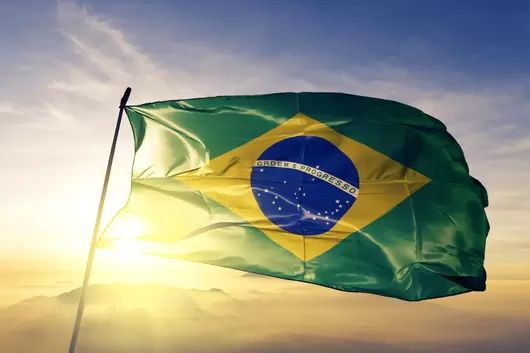 Die Flagge Brasiliens fliegt im Wind