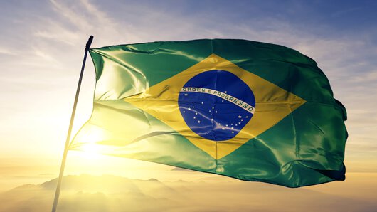 Die Flagge Brasiliens fliegt im Wind
