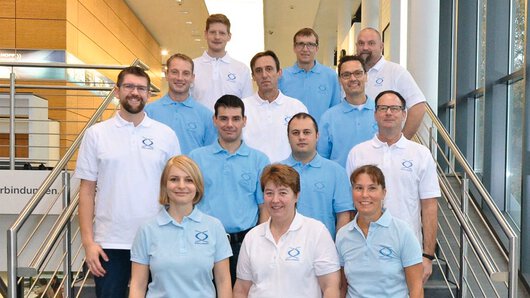 Fotos de grupo dos funcionários do laboratório de testes certificado