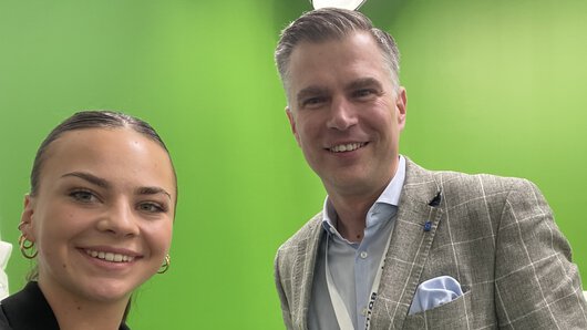 Marcel Rupprecht und Laura Jakub stehen im Böllhoff Filmstudio vor einer Greenwall