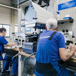 Zwei Böllhoff Mitarbeiter überprüfen die Qualität der produzierten Produkte.