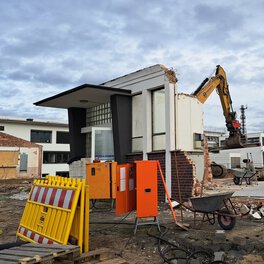 Les restes de la porte d’entrée d’un atelier de production historique au siège de Böllhoff à Bielefeld, juste après le début des travaux de démolition – avant la construction du nouveau centre de formation et de perfectionnement, le Böllhoff Education Campus