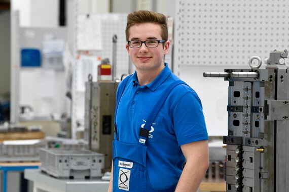 Photo of a Böllhoff apprentice in the production hall