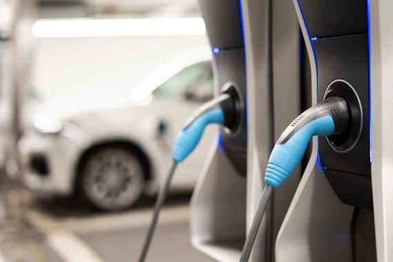 Deux prises dans une borne de recharge pour voitures électriques