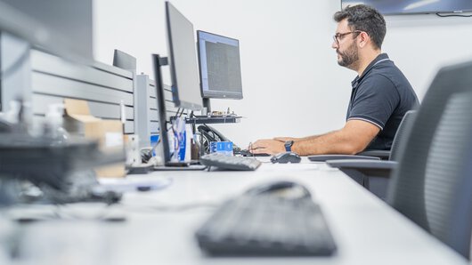 Ein Mitarbeiter am Standort Brasilien arbeitet am Computer