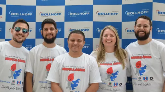 Mitarbeitende unseres Standorts in Brasilien in T-Shirts des Vereins „Instituto Böllhoff de Medula“