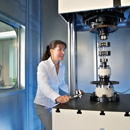 Vibrační zkušební stroj pro únavové zkoušky v naší akreditované zkušební laboratoři