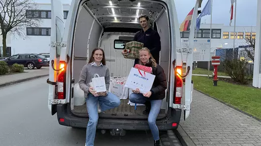 The donated gifts are handed over to employees of the German Red Cross by a Böllhoff employee.