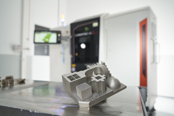 3D vytlačený komponent pred kovovou 3D tlačiarňou v spoločnosti Böllhoff