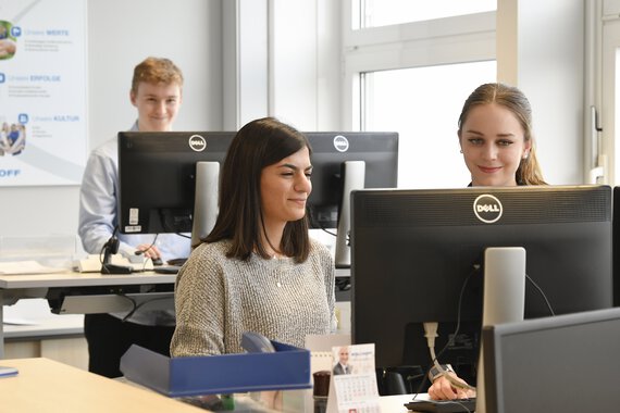 Bild von drei Böllhoff Mitarbeitenden in einem Büro