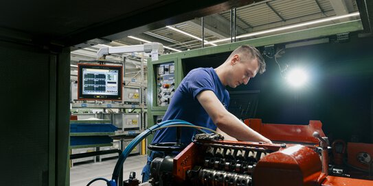 Ein Böllhoff Mitarbeiter wartet eine Maschine