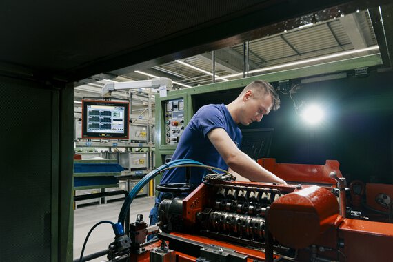 Ein Böllhoff Mitarbeiter wartet eine Maschine