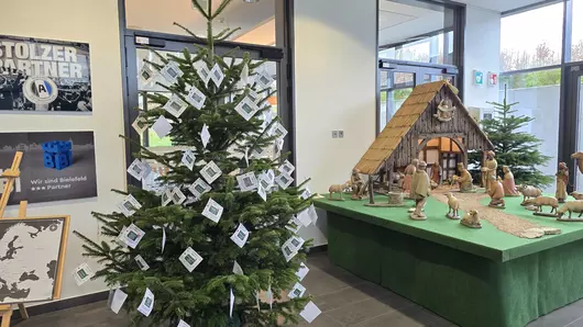 The wishing tree, filled with wishes, stands in front of the Böllhoff staff restaurant