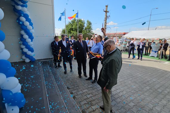 Dr Wolfgang W. Böllhoff, Wilhelm A. Böllhoff and members of Böllhoff’s European management celebrate 25 years of Böllhoff in Romania.