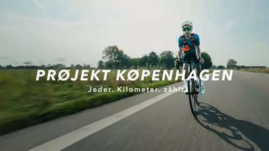 Bastian Harfmann, apasionado ciclista y trabajador de Böllhoff, durante su viaje en bicicleta de Bielefeld a Copenhague como parte del «Proyecto Copenhague», un desafío de donación de 24 horas lanzado por la agencia de vídeo FrameStory de Bielefeld