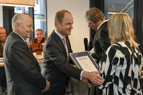 Michael Böllhoff handing over a certificate to a Böllhoff employee