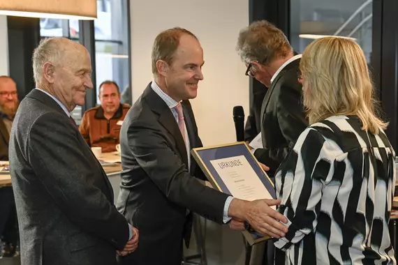 Michael Böllhoff handing over a certificate to a Böllhoff employee