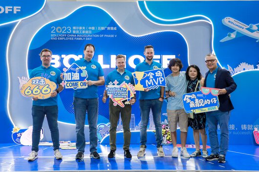 Sven Ammer, Managing Director Region Asia at Böllhoff, and further employees celebrate the opening of the new building in Wuxi