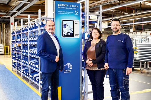 v.l.n.r. Wilhelm Wagner (Fachbereichsleiter), Astrid Tschersisch (Einkäuferin) und Bernd Sowade (Qualitätssicherung) vor dem ECOSIT® System im Hause Trox