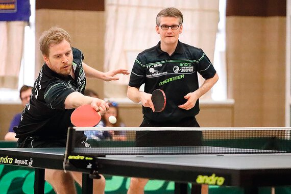 Photo de deux employés de Böllhoff jouant au tennis de table