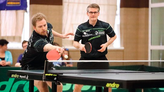 Photo of two Böllhoff employees playing table tennis