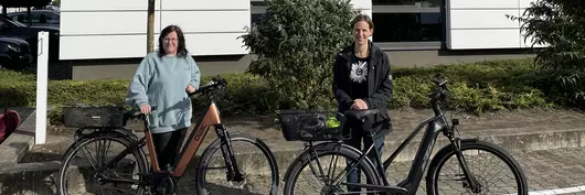 Zwei Kolleginnen von Böllhoff mit ihrem neuen Jobrad
