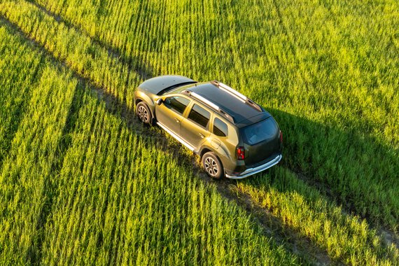 Foto de um Renault Duster a andar num campo