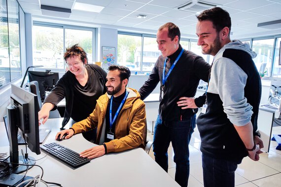 Participants à l'École de la deuxième chance sur le site Böllhoff en France