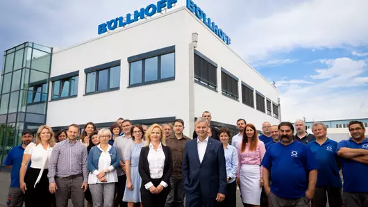 Zaměstnanci společnosti Böllhoff Česká republika před administrativní budovou