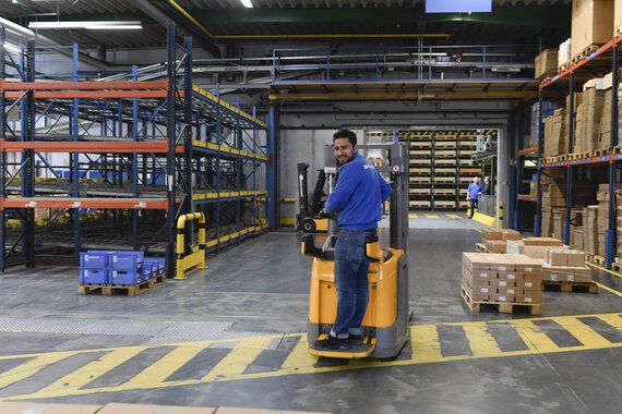 Photo of a Böllhoff apprentice on a lift truck in a warehouse