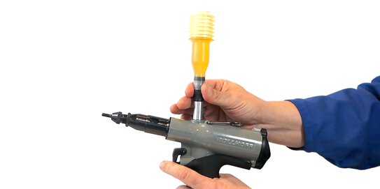 Doplnění a odvzdušnění oleje u elektrických nástrojů RIVKLE® určených k montáži nýtovacích matic a šroubů