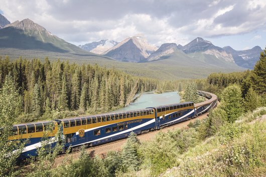 Der Rocky Mountaineer auf einer Strecke durch Kanada. (©Rocky Mountaineer)