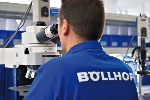 Zaměstnanec společnosti Böllhoff kontroluje pomocí mikroskopu produktovou kvalitu spojovacího prvku