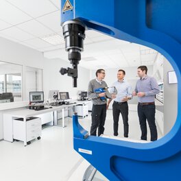 Bild von drei Böllhoff Mitarbeitern im Labor