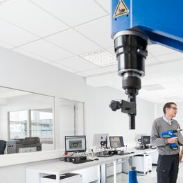 Picture of three Böllhoff employees in the laboratory