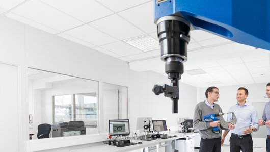 Foto de tres empleados de Böllhoff en el laboratorio