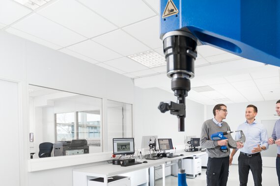 Picture of three Böllhoff employees in the laboratory